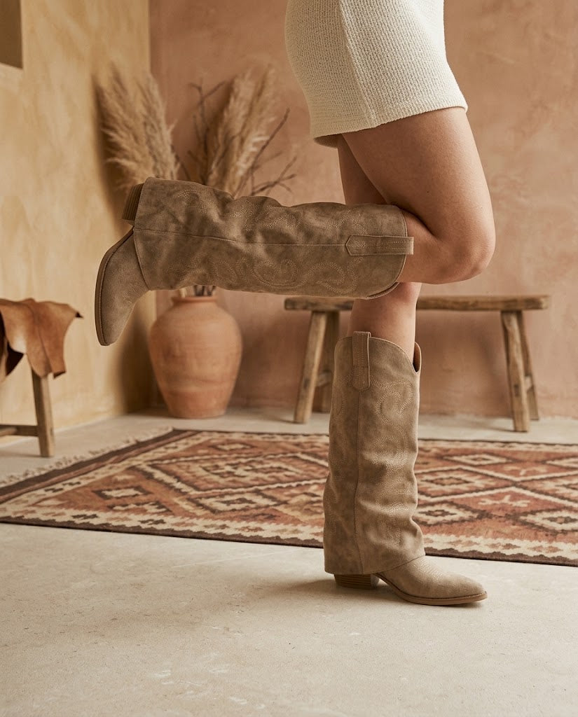 Santiags hautes doublées à broderies – Taupe